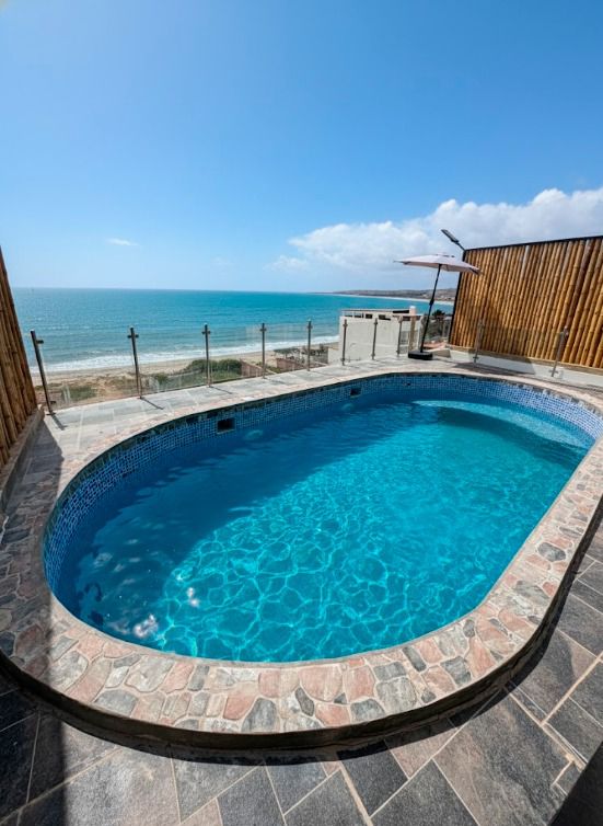 Piscina con vista al mar